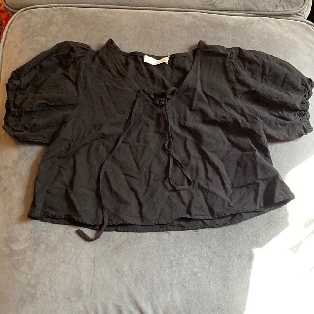 Size M cropped black blouse with tie detail